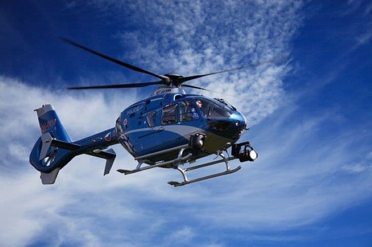 Ejtőernyő nélkül ugrott ki egy helikopterből 40 méter magasból egy férfi - VIDEÓ