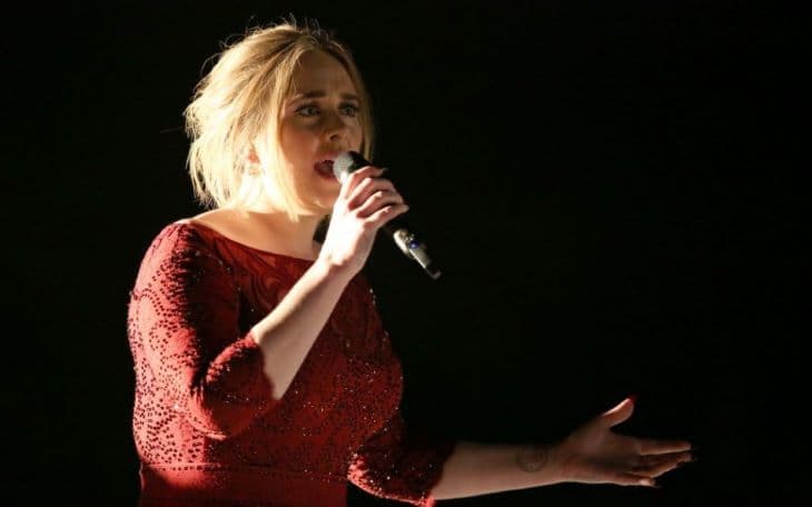 Adele uralja a tavalyi év albumlistáit
