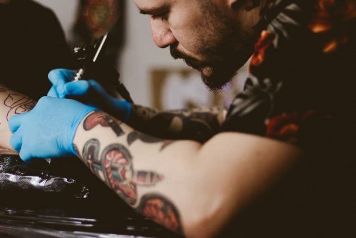 A tetoválóművész olyan tetoválást készített, ami azt a látványt kelti, hogy egy lyuk van a kliense fején (VIDEÓ)