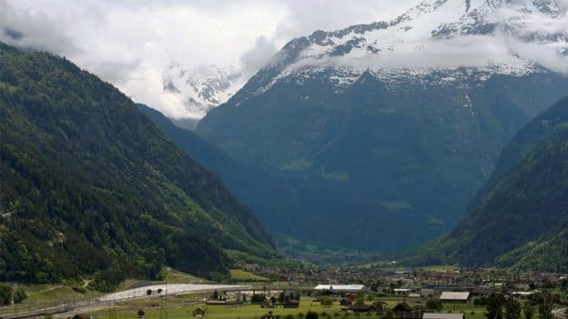 A halálba zuhant két hegymászó a svájci Alpokban