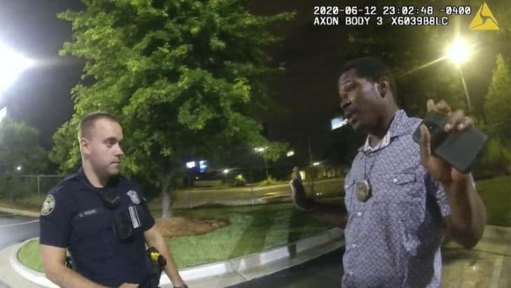 Elbocsátották a rendőrt, aki agyonlőtt egy afroamerikai férfit Atlantában