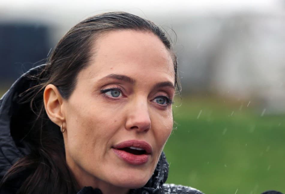 Sokkoló vádak - Angelina Jolie azt állítja, hogy Brad Pitt fojtogatta hat gyermekük közül az egyiket