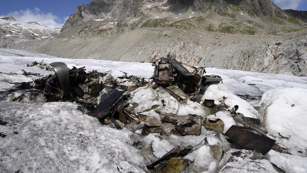 Lehozzák egy 70 évvel ezelőtti repülőbaleset maradványait egy svájci gleccserről