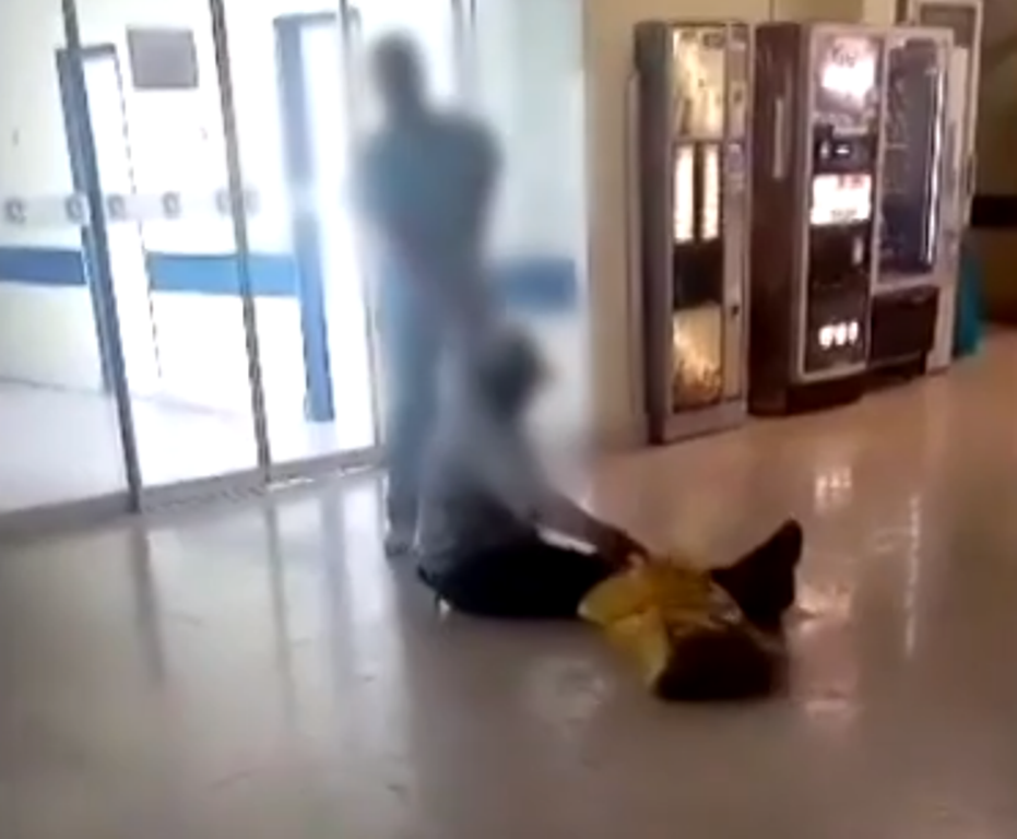 Botrány egy szlovákiai kórházban: az ápoló a kezénél fogva a földön húzott egy síró pácienst (VIDEÓ)