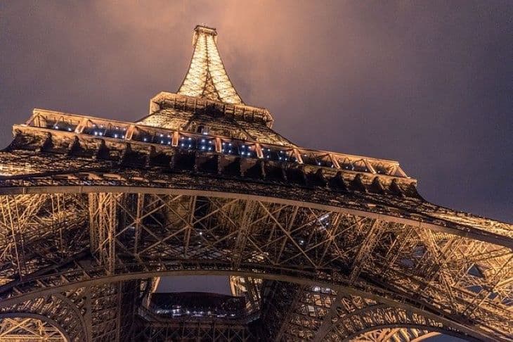 Elhalasztották a párizsi Eiffel-torony megnyitását