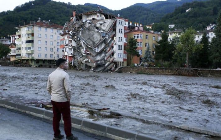 Tovább nőtt a törökországi áradások halálos áldozatainak száma