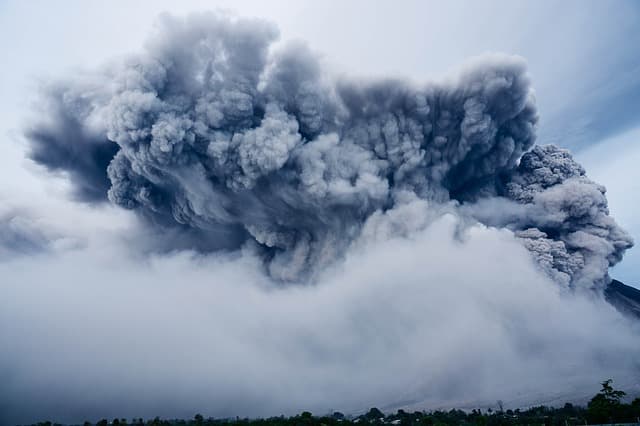 Tíz kilométer magas hamuoszlopot okádott egy kamcsatkai vulkán (VIDEÓ)