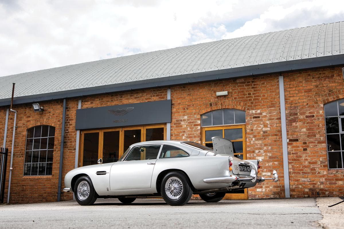 Elárvereznek egy James Bondnak készített Aston Martint