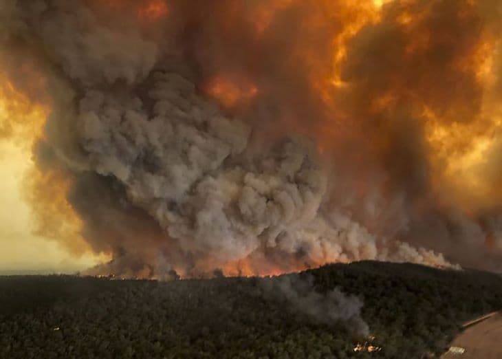 Egy nagy vulkánkitöréshez hasonló mennyiségű füstöt juttattak a sztratoszférába az ausztrál bozóttüzek