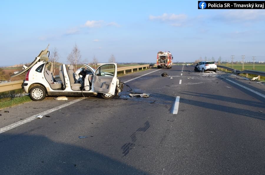 Súlyos baleset: frontálisan ütközött egy Citroen és egy Renault, utóbbit egy fiatal rendőrnő vezette (FOTÓK)