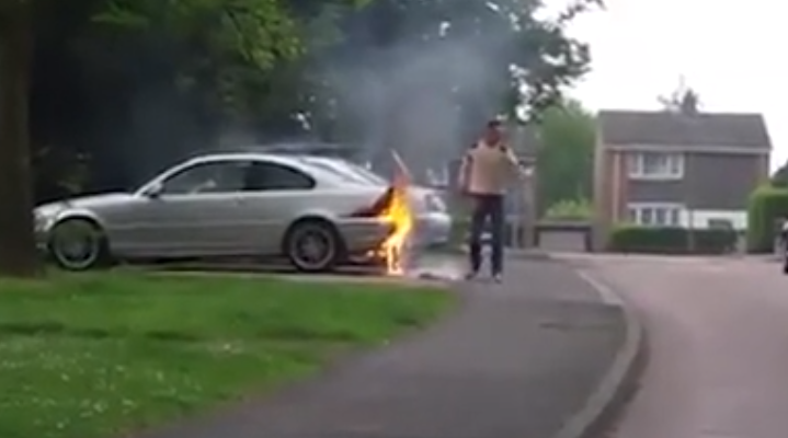 Érthetetlen, hogyan próbálta eloltani kigyulladt BMW-jét egy fickó (videó)