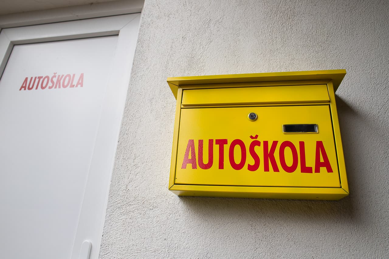 FIGYELEM: Ha ilyen jogsid van, az autók többségét nem vezetheted Szlovákiában!