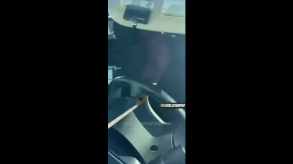 Hoppá! Rajtakapták a rendőrtisztet, ahogy a kocsijában szexel egy nővel (VIDEÓ)