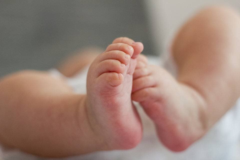 Arc nélküli gyermek született egy nőgyógyász hanyagságából