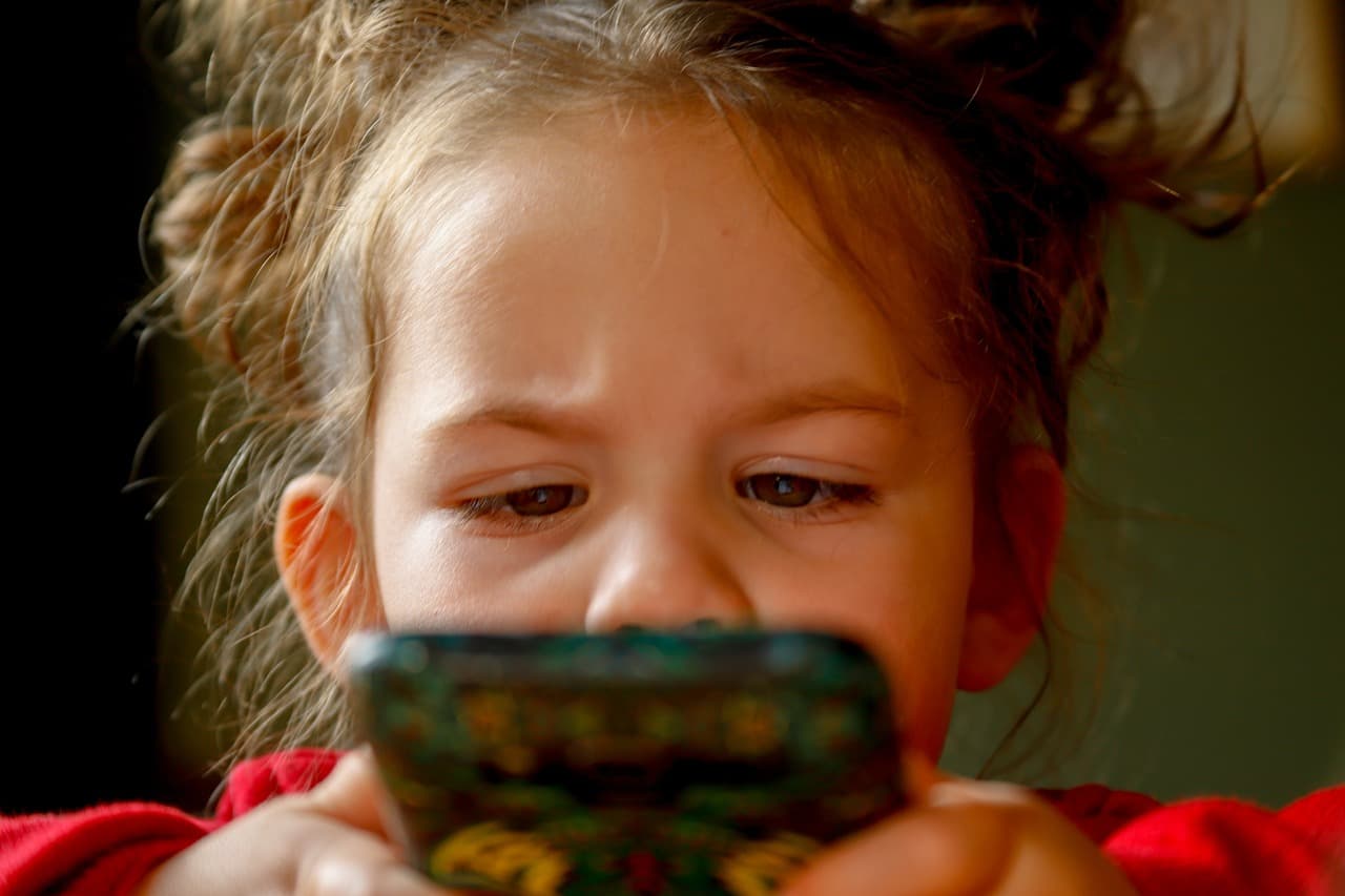 Korlátoznák a gyerekek okostelefon-használatát Kínában, napi két órában használhatnák az internetet