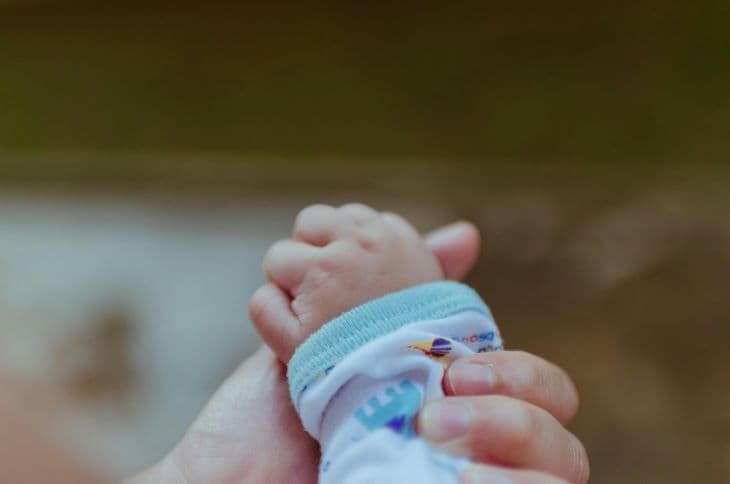 A fiatal anyuka 22 nap különbséggel hozta világra ikerfiait - az egyik baba halva született