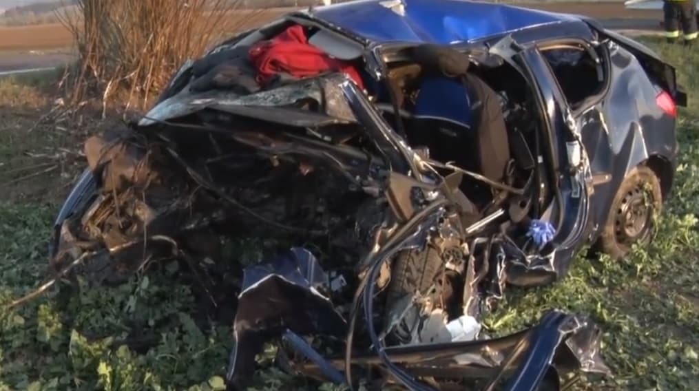 TRAGIKUS BALESET: Fának csapódott kocsijával, szörnyethalt egy 20 éves fiatal