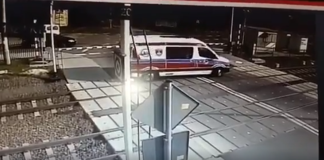 Szörnyű baleset: Síneken rekedt mentőautóval ütközött a vonat, két ember meghalt (videó)