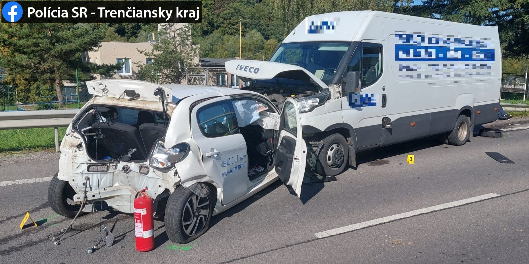 TRAGIKUS BALESET: Egy furgon lökött egy másik elé egy Peugeot-t, a sofőr szörnyethalt!