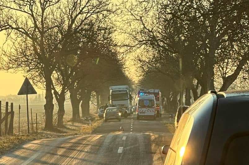Sorozatban riasztották  balesetekhez kedden reggel a dunaszerdahelyi járási tűzoltókat - súlyos sérültek, fának ütközött, felborult autók!
