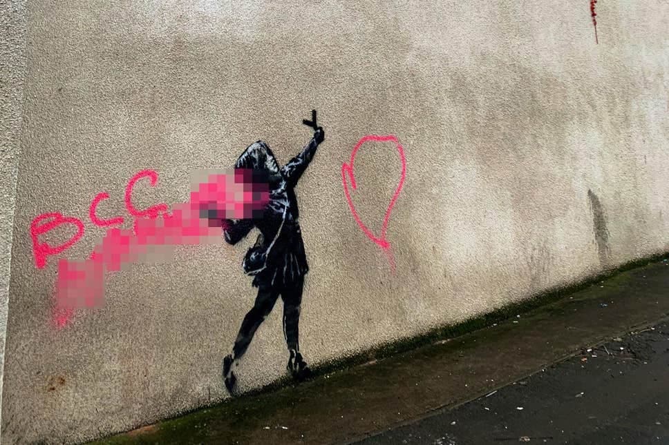 Valami idióta lefújta Banksy Valentin-napi graffitijét!