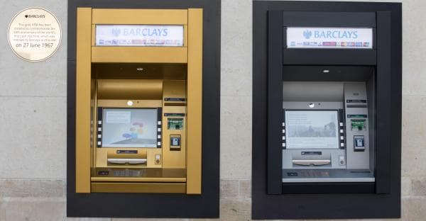 Aranyszínűre változott 50. születésnapján a világ első bankjegykiadó automatája