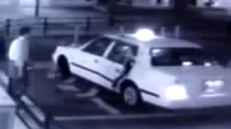 RÉMISZTŐ: A férfi éppen beszállni készült a taxiba, mikor valami felbukkant mögötte (videó)