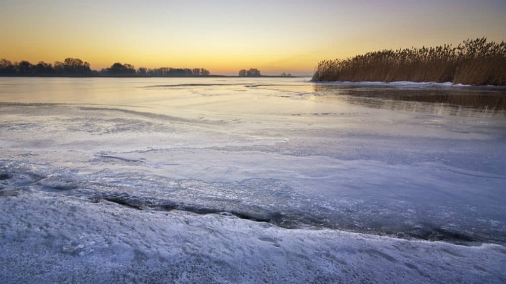 Meghalt egy ember, miután beszakadt alatta a tó jege
