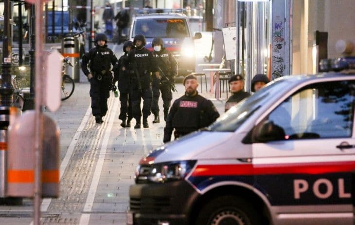 Bécsi iszlamista merénylet: A lelőtt támadó Bécsben született, szülei Észak-Macedóniából származnak