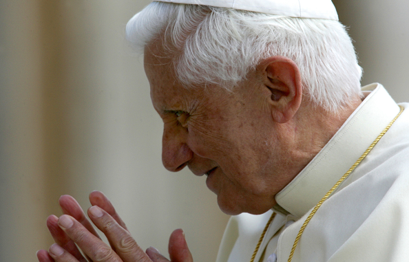 A haldokló XVI. Benedekért imádkoznak az olasz templomokban és a közösségi oldalakon is