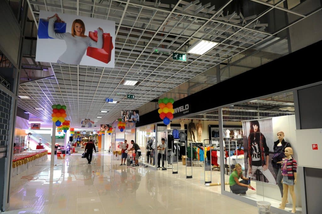 Dráma egy bevásárlóközpontban: le akarta magát vetni egy férfi az emeletről