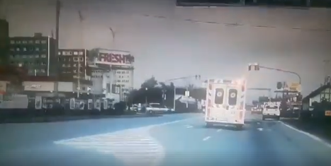 Ilyen az, amikor három mentőegység találkozik a közúton (VIDEÓ)