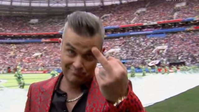 Robbie Williams középső ujjával mindenkit elküldött melegebb égtájakra a foci vb megnyitóján