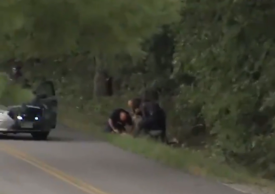 Meztelenül menekült a rendőrök elől a gyilkossággal gyanúsított tini (VIDEÓ)