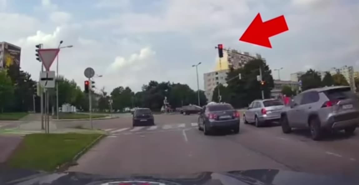 Ilyet se látni minden nap: a mozgó autóból ugrott ki a férfi, aki a rendőrök elől próbált elmenekülni