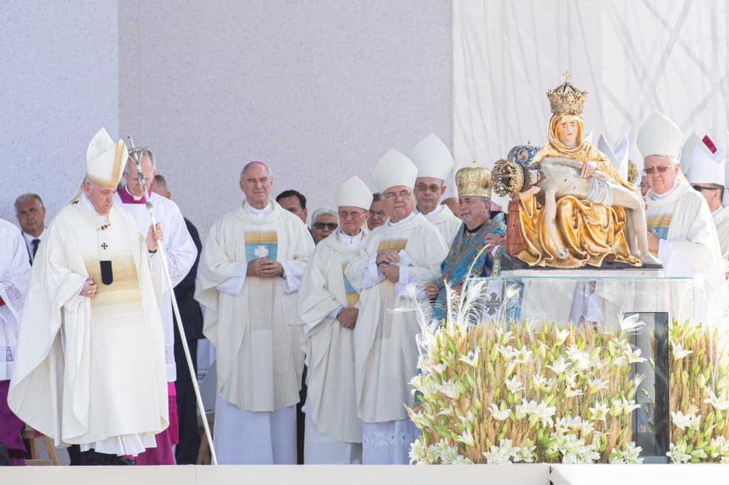 A leváltott nagyszombati érsek, Róbert Bezák is a pápa közvetlen környezetében volt