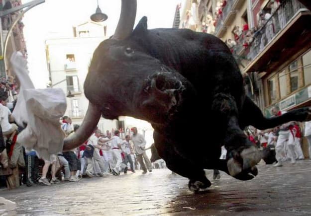 Karon szúrt a bika egy spanyol férfit a pamplonai bikafuttatáson