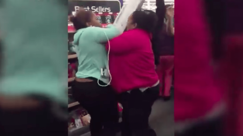 Így őrültek meg az emberek a vásárlás ünnepén (videó)