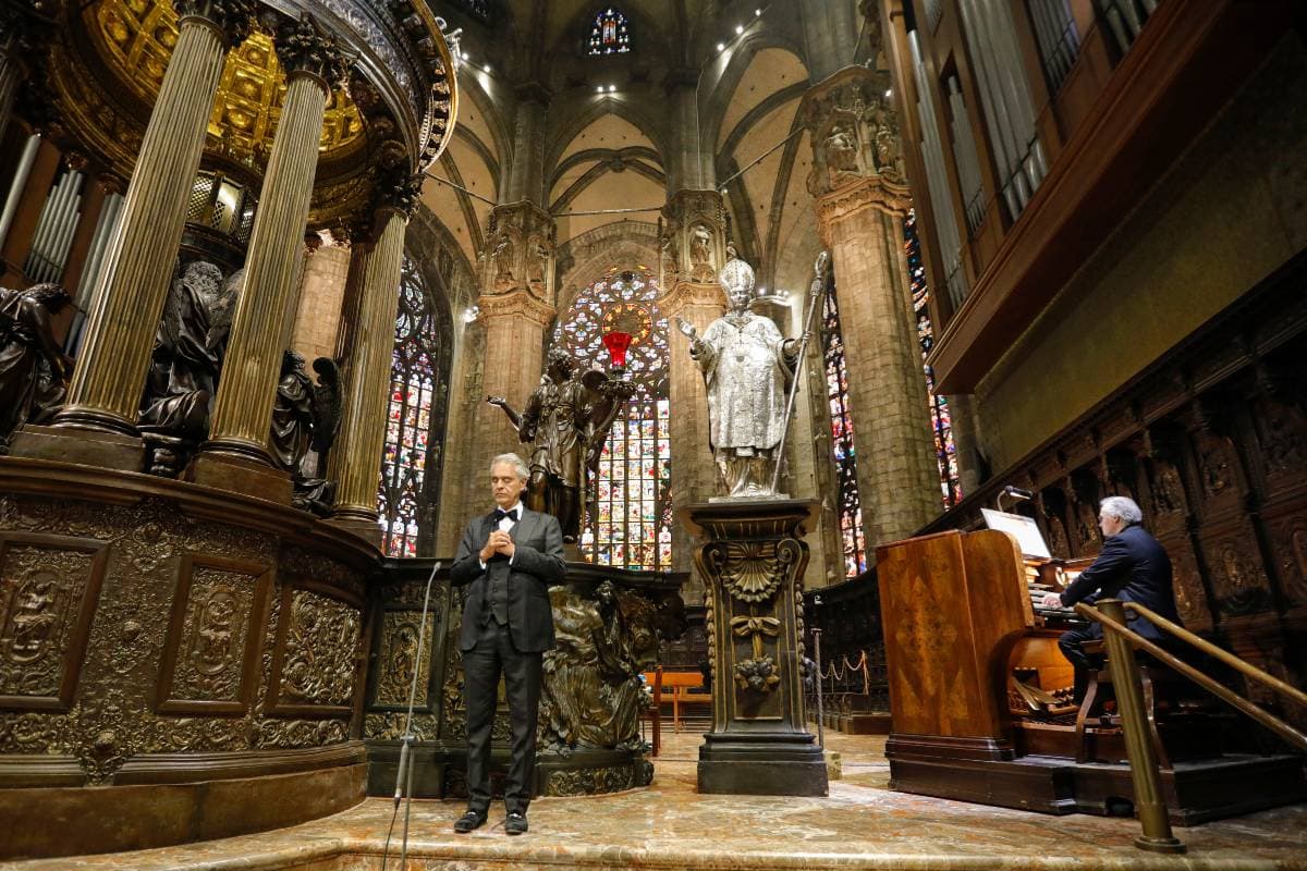 Andrea Bocelli az üres milánói dómban adott húsvéti koncertet (Videó)