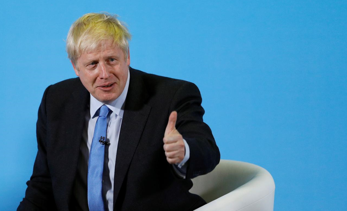 A koronavírus-fertőzött Boris Johnson mindenkit megnyugtat: jó hangulatban van és dolgozik