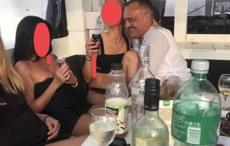 Kukucskáljunk be a kulisszák mögé: a szaftos szexbotránya miatt lemondott győri expolgármesterre nyomultak a csajok