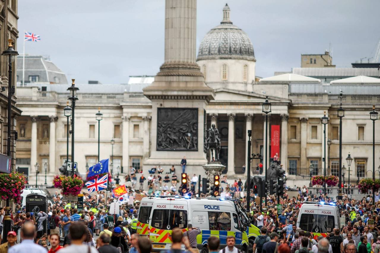 BREXIT: Tízezrek tüntettek Nagy-Britanniában, amiért felfüggesztették a parlamentet