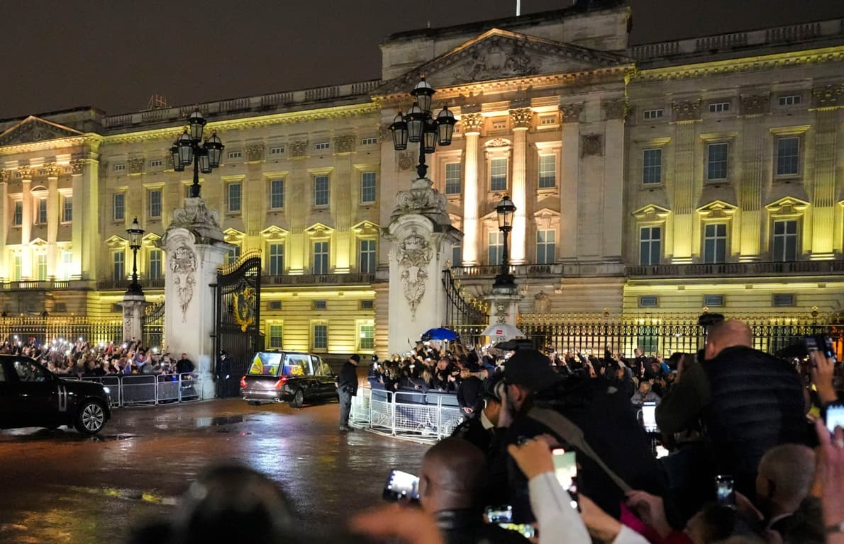 Felravatalozzák a királynő koporsóját a londoni parlamentben