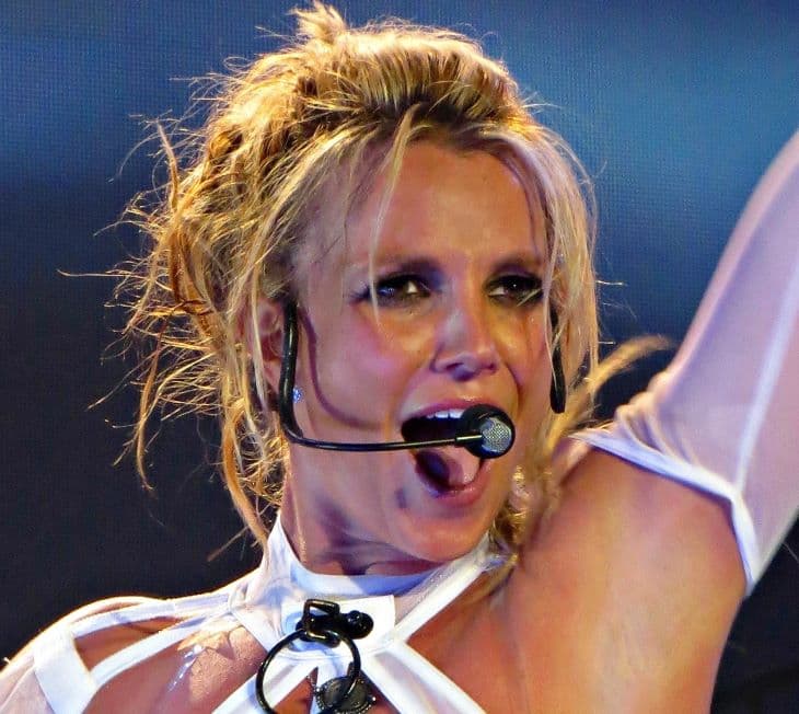 Britney Spears olyan vad táncot lejtett, hogy felsőjéből kicsusszant a mellbimbója (FOTÓ+VIDEÓ)