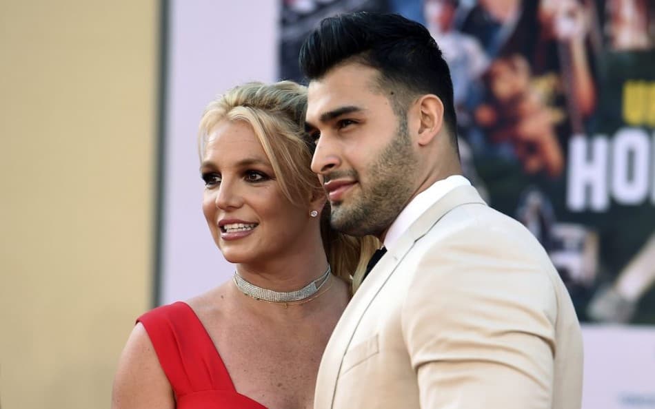 Britney Spears a meztelen melleit markolászta a nászútján (VIDEÓ)