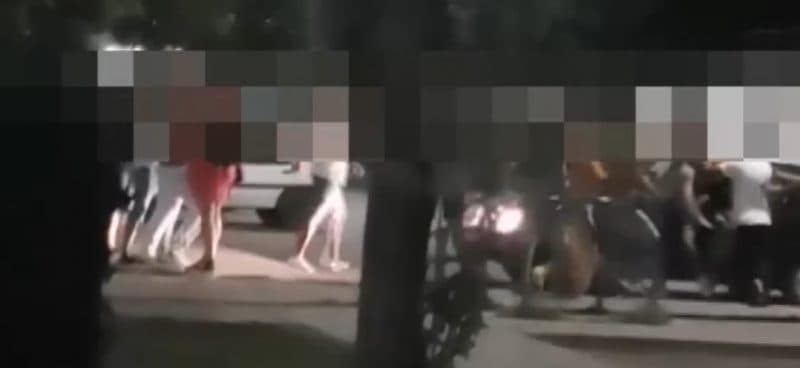 Brutális tömegverekedés volt Magyarországon, össze-vissza ütötték egymást, autóval is egymás közé hajtottak (VIDEÓ)