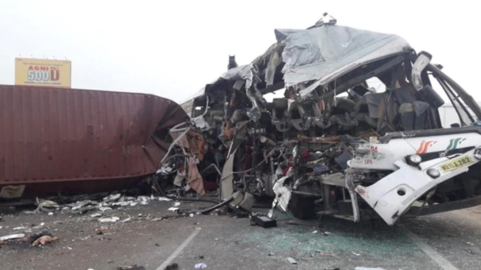 Frontálisan ütközött egy teherautó és egy autóbusz – legalább 19 ember meghalt!