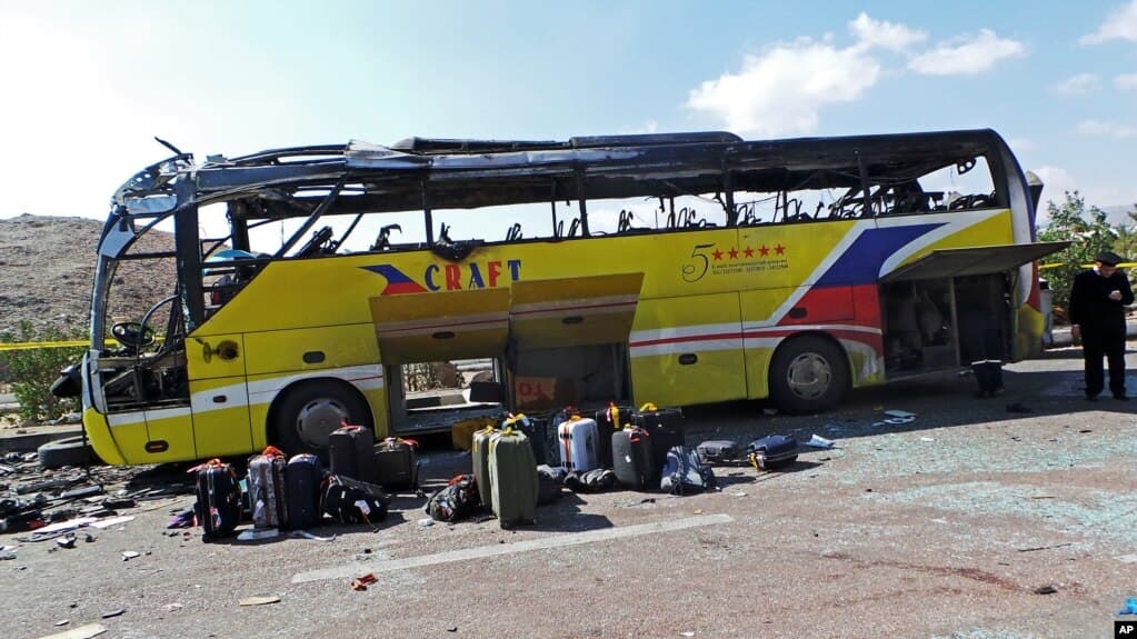 Súlyos buszbaleset: tíz turista életét vesztette