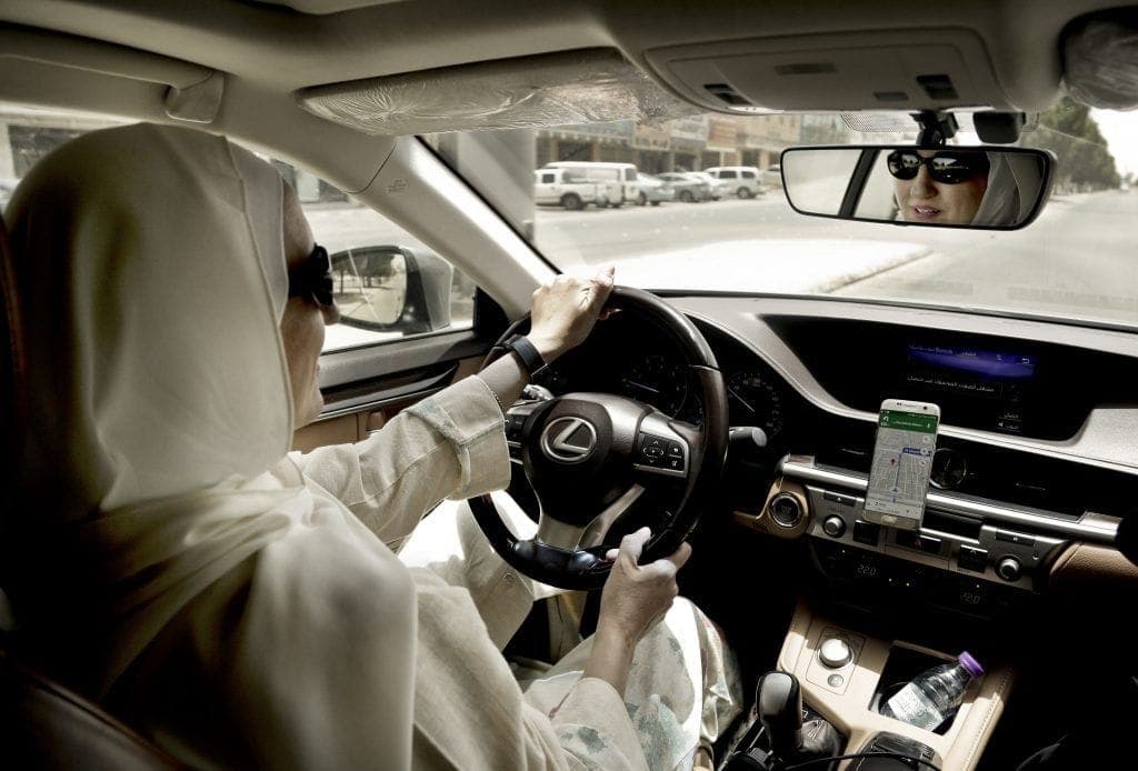 Szaúd-Arábiában ezentúl engedély nélkül utazhatnak külföldre a nők