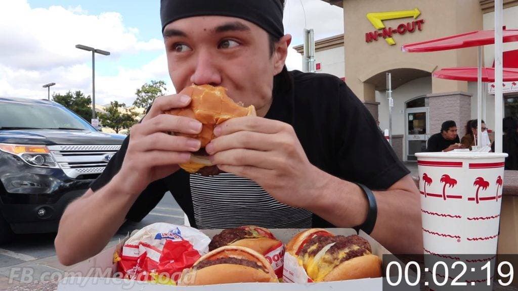Neki aztán van étvágya! Három perc alatt négy óriási sajtburgert porszívózott be (videó)